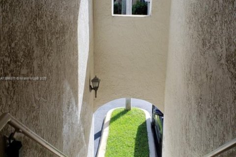 Condo in Hollywood, Florida, 2 bedrooms № 1948317 - photo 20