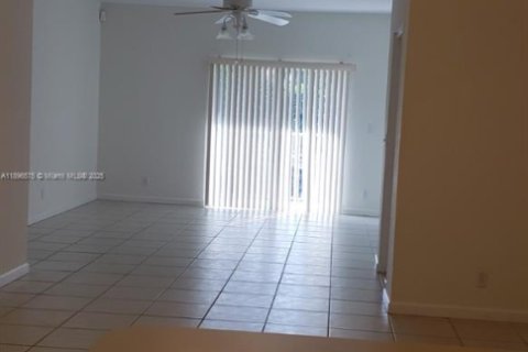 Condo in Hollywood, Florida, 2 bedrooms № 1948317 - photo 11