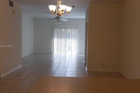Condo in Hollywood, Florida, 2 bedrooms № 1948317 - photo 9