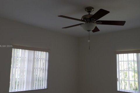 Condo in Hollywood, Florida, 2 bedrooms № 1948317 - photo 17