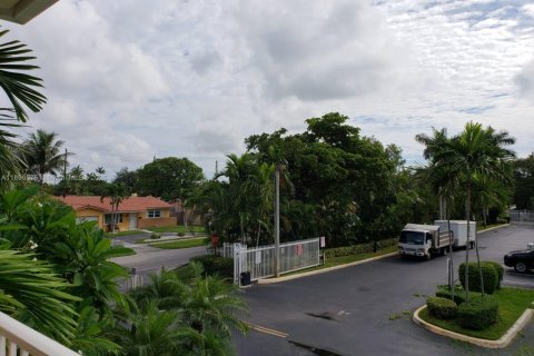 Condo in Hollywood, Florida, 2 bedrooms № 1948317 - photo 2