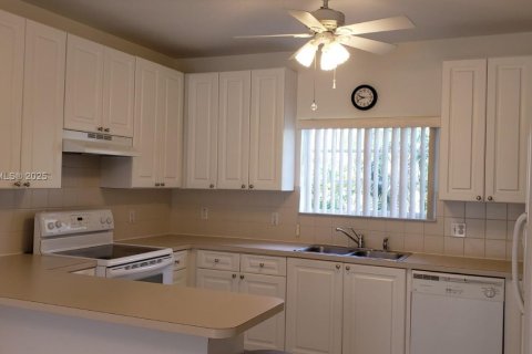 Condo in Hollywood, Florida, 2 bedrooms № 1948317 - photo 8