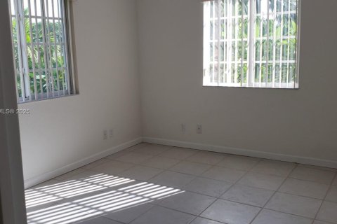 Condo in Hollywood, Florida, 2 bedrooms № 1948317 - photo 14