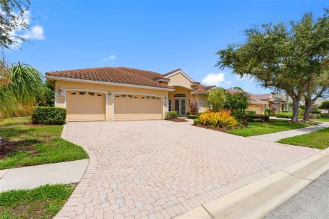 House in Bradenton, Florida 5 bedrooms, 282.33 sq.m. № 2310675