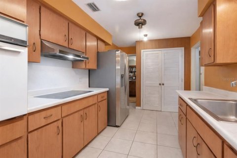 House in Tampa, Florida 4 bedrooms, 182.37 sq.m. № 2151771 - photo 11