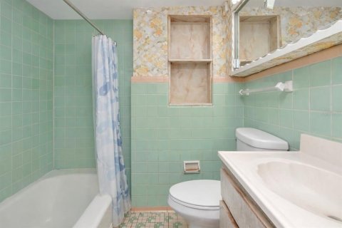 House in Tampa, Florida 4 bedrooms, 182.37 sq.m. № 2151771 - photo 19