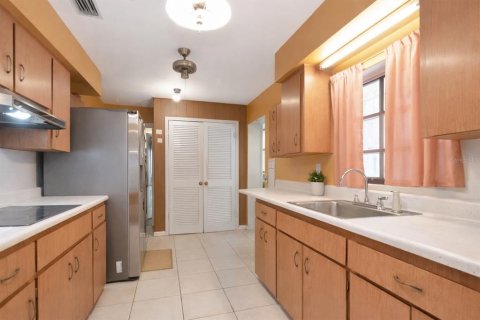 House in Tampa, Florida 4 bedrooms, 182.37 sq.m. № 2151771 - photo 10