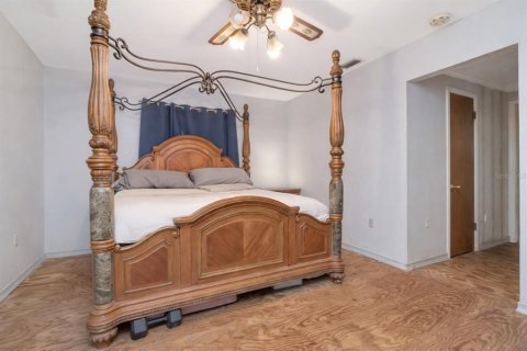 House in Tampa, Florida 4 bedrooms, 182.37 sq.m. № 2151771 - photo 17