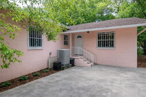 House in Tampa, Florida 4 bedrooms, 182.37 sq.m. № 2151771 - photo 14