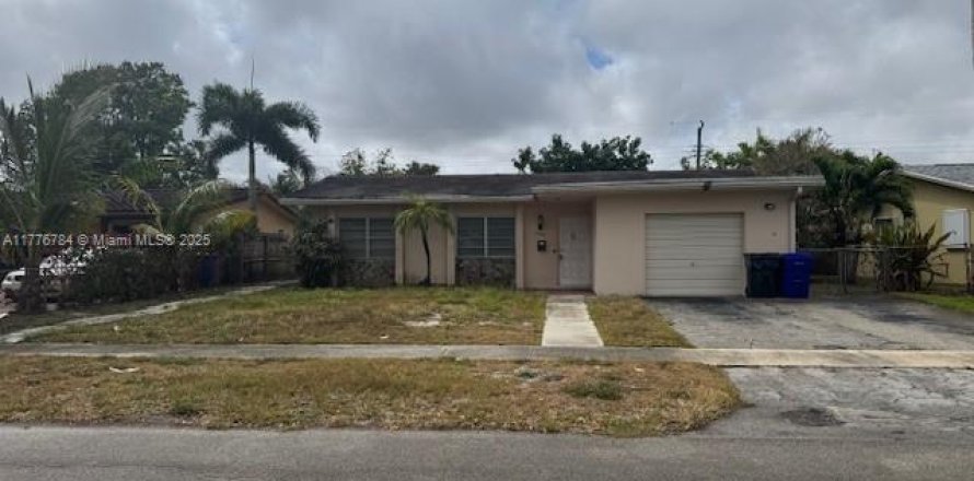 House in Hollywood, Florida 3 bedrooms, 169.45 sq.m. № 1741658