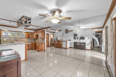 House in Miami, Florida 4 bedrooms, 207.73 sq.m. № 2066358 - photo 10