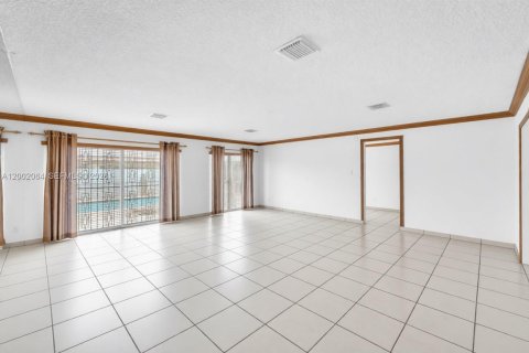 House in Miami, Florida 4 bedrooms, 207.73 sq.m. № 2066358 - photo 8
