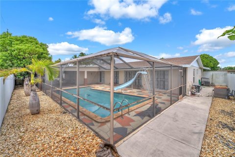 House in Miami, Florida 4 bedrooms, 207.73 sq.m. № 2066358 - photo 24