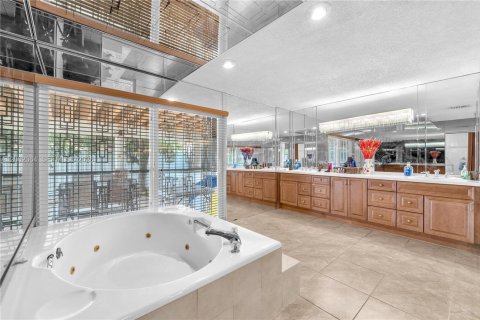 House in Miami, Florida 4 bedrooms, 207.73 sq.m. № 2066358 - photo 14