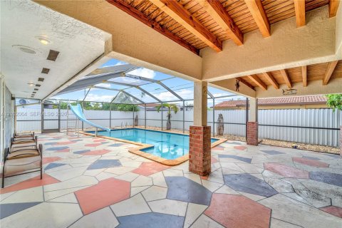 House in Miami, Florida 4 bedrooms, 207.73 sq.m. № 2066358 - photo 19