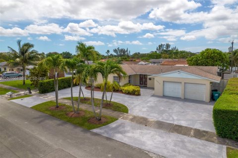 House in Miami, Florida 4 bedrooms, 207.73 sq.m. № 2066358 - photo 28