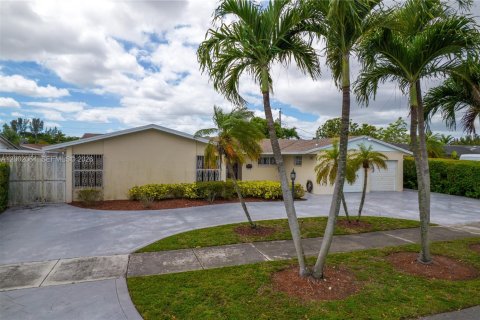 House in Miami, Florida 4 bedrooms, 207.73 sq.m. № 2066358 - photo 26