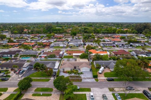 House in Miami, Florida 4 bedrooms, 207.73 sq.m. № 2066358 - photo 30