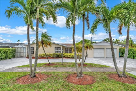 House in Miami, Florida 4 bedrooms, 207.73 sq.m. № 2066358 - photo 1