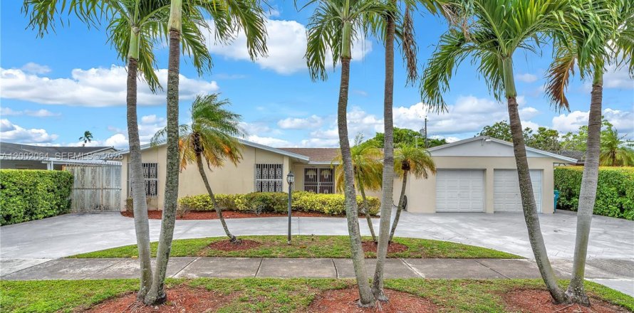 House in Miami, Florida 4 bedrooms, 207.73 sq.m. № 2066358