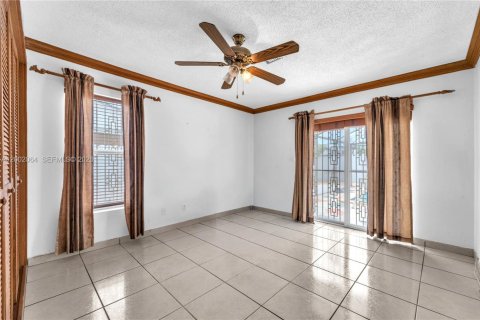 House in Miami, Florida 4 bedrooms, 207.73 sq.m. № 2066358 - photo 17