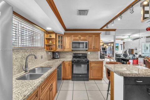 House in Miami, Florida 4 bedrooms, 207.73 sq.m. № 2066358 - photo 12