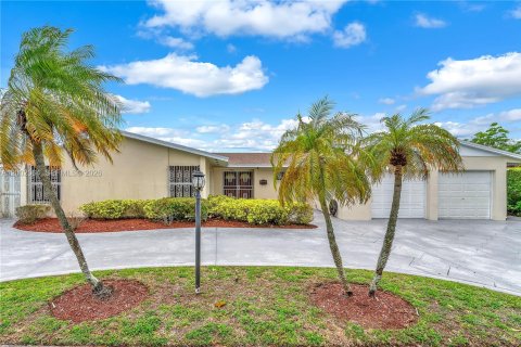 House in Miami, Florida 4 bedrooms, 207.73 sq.m. № 2066358 - photo 2