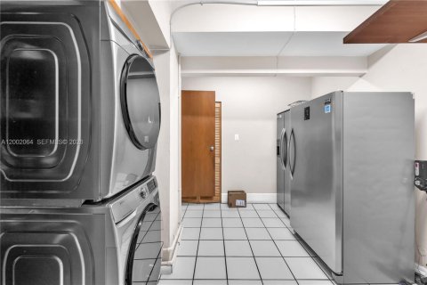 House in Miami, Florida 4 bedrooms, 207.73 sq.m. № 2066358 - photo 25