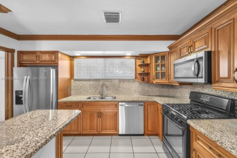 House in Miami, Florida 4 bedrooms, 207.73 sq.m. № 2066358 - photo 9