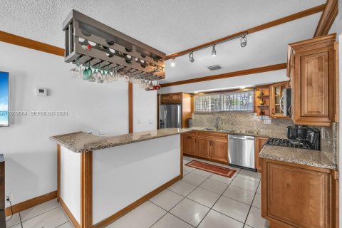 House in Miami, Florida 4 bedrooms, 207.73 sq.m. № 2066358 - photo 11