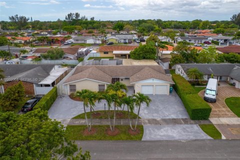 House in Miami, Florida 4 bedrooms, 207.73 sq.m. № 2066358 - photo 29