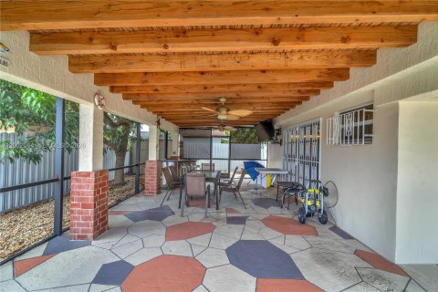 House in Miami, Florida 4 bedrooms, 207.73 sq.m. № 2066358 - photo 23