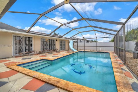 House in Miami, Florida 4 bedrooms, 207.73 sq.m. № 2066358 - photo 21