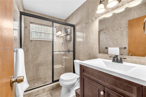 House in Miami, Florida 4 bedrooms, 207.73 sq.m. № 2066358 - photo 16