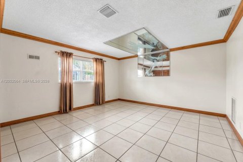 House in Miami, Florida 4 bedrooms, 207.73 sq.m. № 2066358 - photo 18