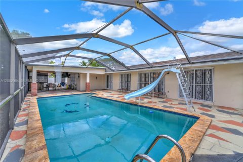 House in Miami, Florida 4 bedrooms, 207.73 sq.m. № 2066358 - photo 20