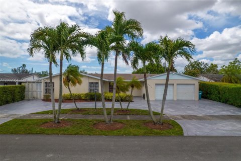 House in Miami, Florida 4 bedrooms, 207.73 sq.m. № 2066358 - photo 27