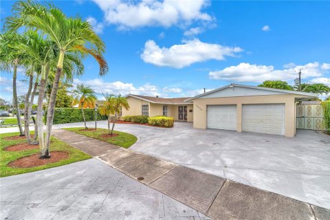 House in Miami, Florida 4 bedrooms, 207.73 sq.m. № 2066358 - photo 3