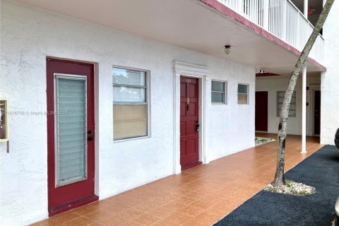 Condominio en venta en Lauderdale Lakes, Florida, 1 dormitorio, 72.74 m2 № 2016709 - foto 2