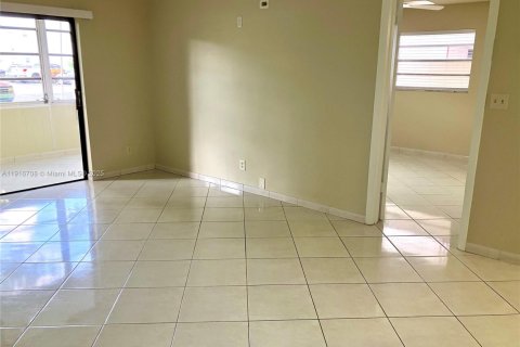 Condominio en venta en Lauderdale Lakes, Florida, 1 dormitorio, 72.74 m2 № 2016709 - foto 27