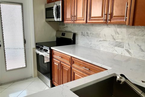 Condominio en venta en Lauderdale Lakes, Florida, 1 dormitorio, 72.74 m2 № 2016709 - foto 7