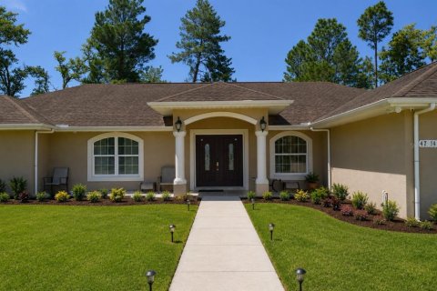 House in Ocala, Florida 3 bedrooms, 221.01 sq.m. № 2102030 - photo 2