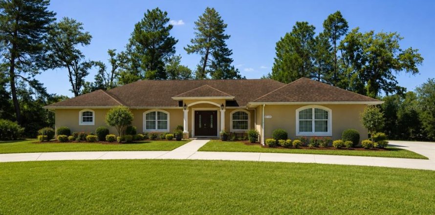 House in Ocala, Florida 3 bedrooms, 221.01 sq.m. № 2102030