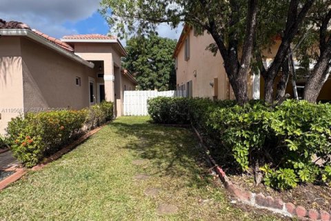 Casa en venta en Pembroke Pines, Florida, 3 dormitorios, 185.25 m2 № 2010584 - foto 8