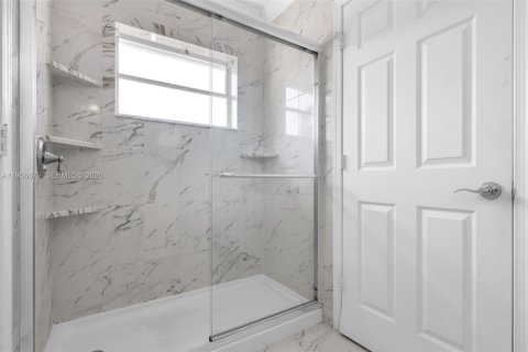 House in Pembroke Pines, Florida 3 bedrooms, 185.25 sq.m. № 2010584 - photo 13