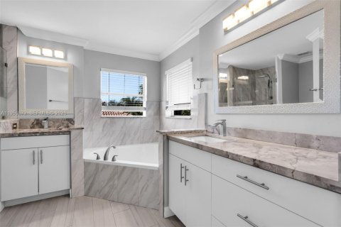 House in Pembroke Pines, Florida 3 bedrooms, 185.25 sq.m. № 2010584 - photo 16