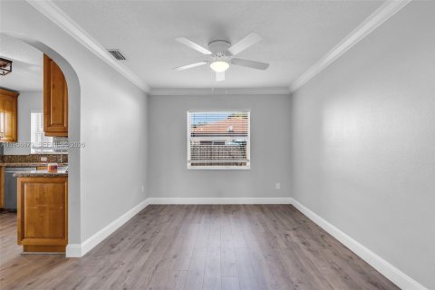 House in Pembroke Pines, Florida 3 bedrooms, 185.25 sq.m. № 2010584 - photo 28