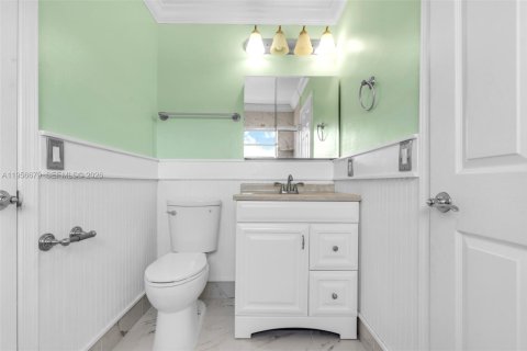 House in Pembroke Pines, Florida 3 bedrooms, 185.25 sq.m. № 2010584 - photo 12