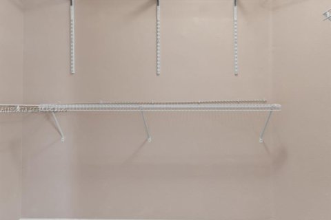 House in Pembroke Pines, Florida 3 bedrooms, 185.25 sq.m. № 2010584 - photo 25