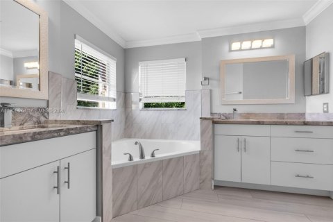 House in Pembroke Pines, Florida 3 bedrooms, 185.25 sq.m. № 2010584 - photo 24